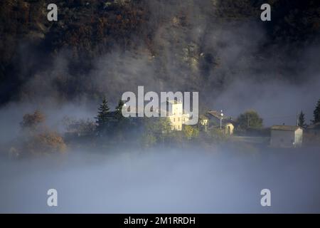 Paese dell'Appennino Tosco-Emiliano immerso nella nebbia Foto Stock