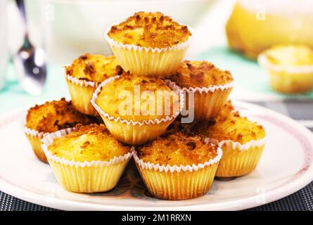 Dolce tipico del Brasile e del Portogallo, chiamato queijadinha o queijada. Dessert fatti in casa, pasticceria da forno o pasticceria tradizionale, d. brasiliano Foto Stock