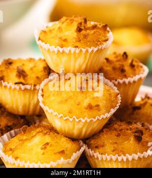 Dolce tipico del Brasile e del Portogallo, chiamato queijadinha o queijada. Dessert fatti in casa, pasticceria da forno o pasticceria tradizionale, d. brasiliano Foto Stock