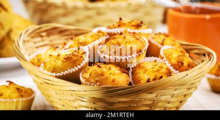 Queijadinha o queijada, dolci fatti in casa da forno e pasticceria tradizionale dal Brasile e Portogallo, cibo brasiliano da pranzo Foto Stock