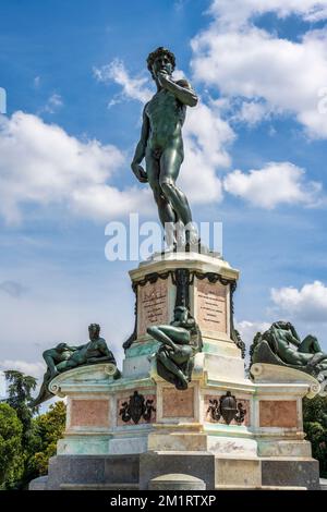 Replica in bronzo del David di Michelangelo su Piazzale Michelangelo a Firenze, Toscana, Italia Foto Stock