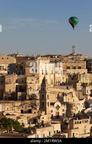 Volo in mongolfiera sopra il centro storico in mattinata d'estate, Matera, Basilicata, Italia, Europa Foto Stock