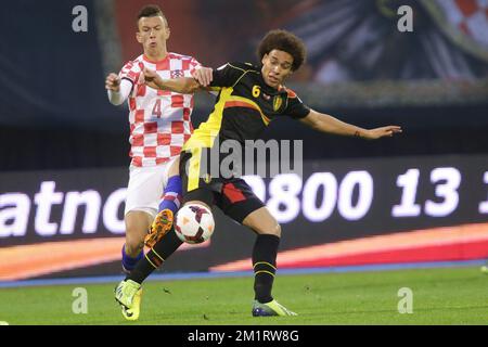 20131011 - ZAGABRIA, CROAZIA: Ivan Perisic in Croazia e Axel Witsel in Belgio combattono per la palla durante una partita di calcio tra la nazionale belga Red Devils e la nazionale croata nello stadio Maksimir di Zagabria, Croazia, venerdì 11 ottobre 2013, una partita di qualificazione per la Coppa del mondo FIFA 2014. I Red Devils hanno vinto la partita e si sono qualificati per la Coppa del mondo FIFA 2014 in Brasile. BELGA FOTO PRIMOZ LAVRE Foto Stock