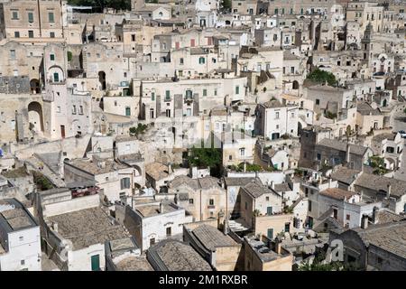 Vista sulle vecchie case del centro storico di Sassi di Matera, Matera, Basilicata, Italia, Europa Foto Stock