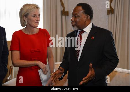 20131024 - CITTÀ DEL CAPO, SUD AFRICA: Principessa Astrid del Belgio e Kgalema Mollanthe, Vice Presidente del Sud Africa, nella foto di un incontro a Città del Capo, Sud Africa, giovedì 24 ottobre 2013. La principessa Astrid è in missione economica per sette giorni in Angola e Sud Africa, è la prima missione guidata dalla principessa Astrid da quando suo fratello Philippe - Filip è diventato re. FOTO DI BELGA DIRK WAEM Foto Stock