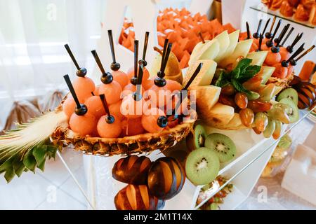 Squisito tavolo festivo con dolci e frutta. Foto Stock