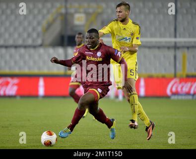 20131024 - BRUGGE, BELGIO: Essevee's Junior Malanda e Zeljko Filipovic di Maribor in azione durante la partita tra la squadra belga di calcio di prima divisione Zulte Waregem e il club sloveno NK Maribor, terzo giorno di incontro della fase di gruppo del torneo Europa League nel gruppo D, giovedì 24 ottobre 2013, a Brugge. FOTO DI BELGA ERIC LALMAND Foto Stock