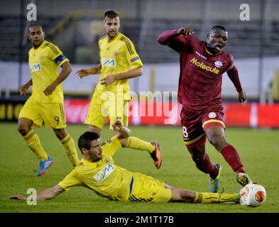 20131024 - BRUGGE, BELGIO: Maribor's Aleksander Rajcevic e Essevee's Junior Malanda in azione durante la partita tra la squadra di calcio belga di prima divisione Zulte Waregem e il club sloveno NK Maribor, terzo giorno di incontro della fase di gruppo del torneo Europa League nel gruppo D, giovedì 24 ottobre 2013, a Brugge. FOTO DI BELGA ERIC LALMAND Foto Stock