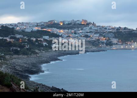 Vista verso nord lungo la costa rocciosa fino alla città di Castro sulla costa adriatica all'alba, Castro, Provincia di Lecce, Puglia, Italia, Europa Foto Stock
