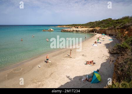 Spiaggia di Baia dei Turchi e acque turchesi del mare Adriatico in estate, vicino Otranto, provincia di Lecce, Puglia, Italia, Europa Foto Stock