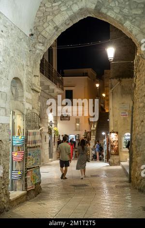 Shopping serale lungo la Via Duomo nel centro storico, Vieste, penisola del Gargano, provincia di Foggia, Puglia, Italia, Europa Foto Stock