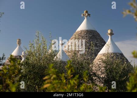 Tetti conici di trulli con pinnacoli decorativi nella Valle d'Itria, Puglia, Italia, Europa Foto Stock