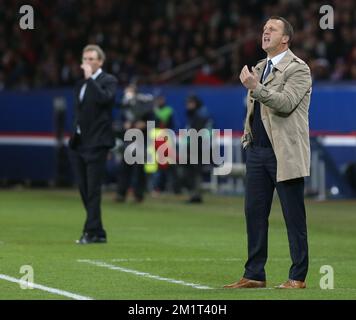 20131105 - PARIGI, FRANCIA: L'allenatore capo di Anderlecht John van den Brom (R) e l'allenatore capo di PSG Laurent Blanc, raffigurati durante la partita tra la squadra francese PSG (Paris Saint-Germain) e il belga RSC Anderlecht, quarta partita della fase del Champions League Group nel gruppo C, martedì 05 novembre 2013, Nel Parc des Princes di Saint-Cloud, Parigi. BELGA PHOTO VIRGINIE LEFOUR Foto Stock