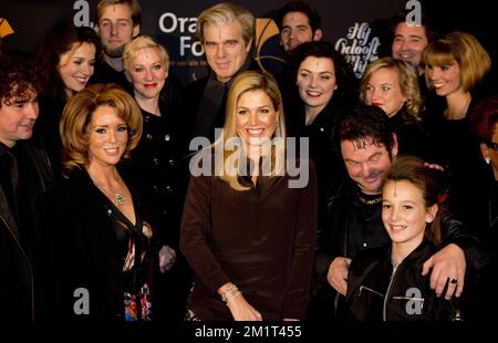 20131105 - AMSTERDAM, PAESI BASSI: Questa foto svela la regina Maxima con Chantal Janzen e Martijn Fischer all'esibizione a beneficio dell'hij Gelooft di Mij al teatro DeLaMar di Amsterdam (Paesi Bassi). I proventi della performance benefica del musical sulla vita della cantante olandese Andre Hazes sono donati al programma musicale Children Making dei Fonds di Oranje , martedì 05 novembre 2013. BELGA FOTO ROBIN UTRECHT Foto Stock