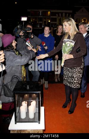 20131105 - AMSTERDAM, PAESI BASSI: Questa foto svela la regina Maxima con Chantal Janzen e Martijn Fischer all'esibizione a beneficio dell'hij Gelooft di Mij al teatro DeLaMar di Amsterdam (Paesi Bassi). I proventi della performance benefica del musical sulla vita della cantante olandese Andre Hazes sono donati al programma musicale Children Making dei Fonds di Oranje , martedì 05 novembre 2013. BELGA FOTO ROBIN UTRECHT Foto Stock