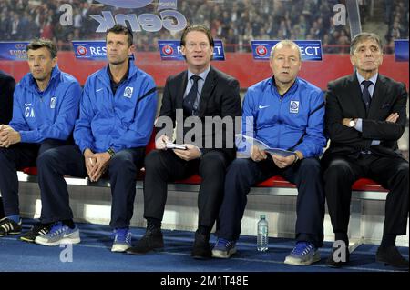 20131107 - VIENNA, AUSTRIA: Guy Martens, assistente tecnico di Genk Hans Visser, direttore tecnico di Genk Mario Be, assistente tecnico di Genk Pierre Denier e il team manager di Genk Tony Greco, raffigurati durante la partita tra la squadra austriaca Rapid Wien e la squadra belga RC Genk, Quarta partita nella fase di gruppo Europa League nel gruppo G, giovedì 07 novembre 2013, allo stadio Ernst Happel, a Vienna, Austria. FOTO DI BELGA YORICK JANSENS Foto Stock