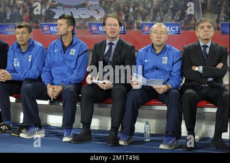 20131107 - VIENNA, AUSTRIA: Guy Martens, assistente tecnico di Genk Hans Visser, direttore tecnico di Genk Mario Be, assistente tecnico di Genk Pierre Denier e il team manager di Genk Tony Greco, raffigurati durante la partita tra la squadra austriaca Rapid Wien e la squadra belga RC Genk, Quarta partita nella fase di gruppo Europa League nel gruppo G, giovedì 07 novembre 2013, allo stadio Ernst Happel, a Vienna, Austria. FOTO DI BELGA YORICK JANSENS Foto Stock