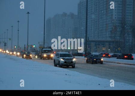 San Pietroburgo, Russia. 12th Dec, 2022. Le auto guidano sulla strada durante una forte nevicata e Blizzard portato dal ciclone Birgit a St. Pietroburgo. (Credit Image: © Konstantinov/SOPA Images via ZUMA Press wire) Foto Stock