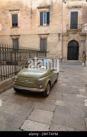 Verde oliva Fiat 500 nel centro storico di Lecce, Puglia, Italia, Europa Foto Stock