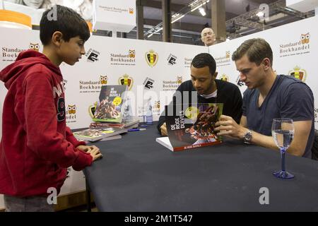 20131111 - ANVERSA, BELGIO: I giocatori di calcio belgi Moussa Dembele e Jan Vertonghen, nella foto dei Red Devils, firmano autografi questa mattina alla fiera del libro 'Boekenbeurs 2013' di Anversa, lunedì 11 novembre 2013. L'edizione 77th dell'evento annuale si svolge dal 31 ottobre 2013 al 11 novembre 2013. BELGA FOTO KRISTOF VAN ACCOM Foto Stock