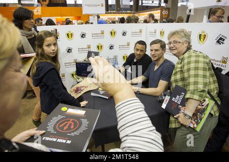 20131111 - ANVERSA, BELGIO: I giocatori di calcio belgi Moussa Dembele e Jan Vertonghen, nella foto dei Red Devils, firmano autografi questa mattina alla fiera del libro 'Boekenbeurs 2013' di Anversa, lunedì 11 novembre 2013. L'edizione 77th dell'evento annuale si svolge dal 31 ottobre 2013 al 11 novembre 2013. BELGA FOTO KRISTOF VAN ACCOM Foto Stock