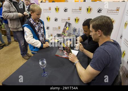 20131111 - ANVERSA, BELGIO: I giocatori di calcio belgi Moussa Dembele e Jan Vertonghen, nella foto dei Red Devils, firmano autografi questa mattina alla fiera del libro 'Boekenbeurs 2013' di Anversa, lunedì 11 novembre 2013. L'edizione 77th dell'evento annuale si svolge dal 31 ottobre 2013 al 11 novembre 2013. BELGA FOTO KRISTOF VAN ACCOM Foto Stock