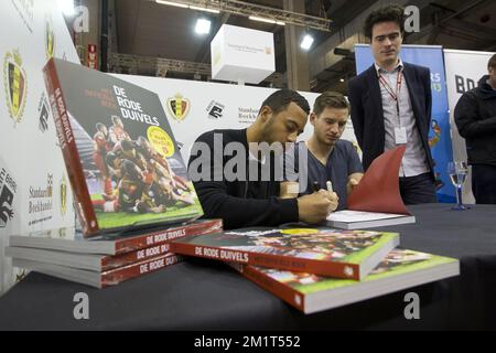 20131111 - ANVERSA, BELGIO: I giocatori di calcio belgi Moussa Dembele e Jan Vertonghen, nella foto dei Red Devils, firmano autografi questa mattina alla fiera del libro 'Boekenbeurs 2013' di Anversa, lunedì 11 novembre 2013. L'edizione 77th dell'evento annuale si svolge dal 31 ottobre 2013 al 11 novembre 2013. BELGA FOTO KRISTOF VAN ACCOM Foto Stock