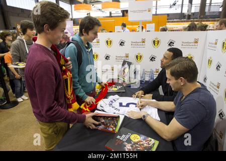 20131111 - ANVERSA, BELGIO: I giocatori di calcio belgi Moussa Dembele e Jan Vertonghen, nella foto dei Red Devils, firmano autografi questa mattina alla fiera del libro 'Boekenbeurs 2013' di Anversa, lunedì 11 novembre 2013. L'edizione 77th dell'evento annuale si svolge dal 31 ottobre 2013 al 11 novembre 2013. BELGA FOTO KRISTOF VAN ACCOM Foto Stock