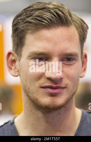 20131111 - ANVERSA, BELGIO: Calciatore belga Jan Vertonghen nella foto come Red Devils i giocatori firmano autografi questa mattina alla fiera del libro 'Boekenbeurs 2013' di Anversa, lunedì 11 novembre 2013. L'edizione 77th dell'evento annuale si svolge dal 31 ottobre 2013 al 11 novembre 2013. BELGA FOTO KRISTOF VAN ACCOM Foto Stock