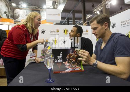 20131111 - ANVERSA, BELGIO: I giocatori di calcio belgi Moussa Dembele e Jan Vertonghen, nella foto dei Red Devils, firmano autografi questa mattina alla fiera del libro 'Boekenbeurs 2013' di Anversa, lunedì 11 novembre 2013. L'edizione 77th dell'evento annuale si svolge dal 31 ottobre 2013 al 11 novembre 2013. BELGA FOTO KRISTOF VAN ACCOM Foto Stock