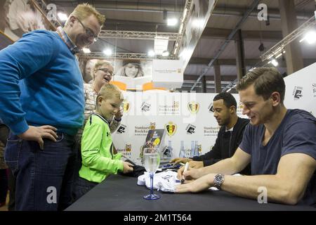 20131111 - ANVERSA, BELGIO: I giocatori di calcio belgi Moussa Dembele e Jan Vertonghen, nella foto dei Red Devils, firmano autografi questa mattina alla fiera del libro 'Boekenbeurs 2013' di Anversa, lunedì 11 novembre 2013. L'edizione 77th dell'evento annuale si svolge dal 31 ottobre 2013 al 11 novembre 2013. BELGA FOTO KRISTOF VAN ACCOM Foto Stock