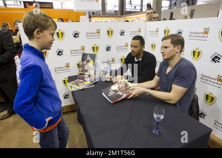 20131111 - ANVERSA, BELGIO: I giocatori di calcio belgi Moussa Dembele e Jan Vertonghen, nella foto dei Red Devils, firmano autografi questa mattina alla fiera del libro 'Boekenbeurs 2013' di Anversa, lunedì 11 novembre 2013. L'edizione 77th dell'evento annuale si svolge dal 31 ottobre 2013 al 11 novembre 2013. BELGA FOTO KRISTOF VAN ACCOM Foto Stock