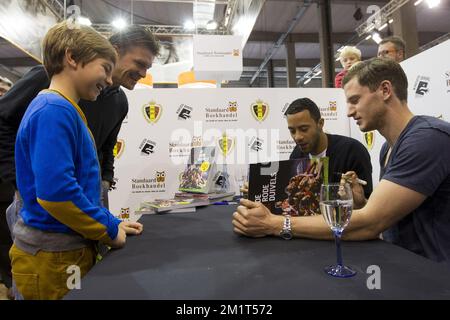 20131111 - ANVERSA, BELGIO: I giocatori di calcio belgi Moussa Dembele e Jan Vertonghen, nella foto dei Red Devils, firmano autografi questa mattina alla fiera del libro 'Boekenbeurs 2013' di Anversa, lunedì 11 novembre 2013. L'edizione 77th dell'evento annuale si svolge dal 31 ottobre 2013 al 11 novembre 2013. BELGA FOTO KRISTOF VAN ACCOM Foto Stock