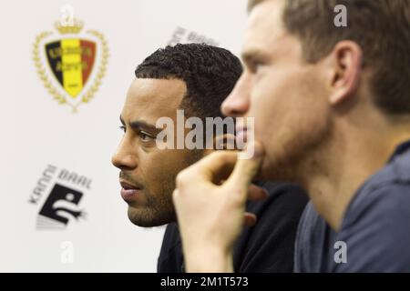 20131111 - ANVERSA, BELGIO: I giocatori di calcio belgi Moussa Dembele e Jan Vertonghen, nella foto dei Red Devils, firmano autografi questa mattina alla fiera del libro 'Boekenbeurs 2013' di Anversa, lunedì 11 novembre 2013. L'edizione 77th dell'evento annuale si svolge dal 31 ottobre 2013 al 11 novembre 2013. BELGA FOTO KRISTOF VAN ACCOM Foto Stock