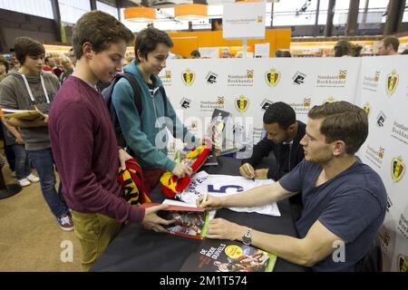 20131111 - ANVERSA, BELGIO: I giocatori di calcio belgi Moussa Dembele e Jan Vertonghen, nella foto dei Red Devils, firmano autografi questa mattina alla fiera del libro 'Boekenbeurs 2013' di Anversa, lunedì 11 novembre 2013. L'edizione 77th dell'evento annuale si svolge dal 31 ottobre 2013 al 11 novembre 2013. BELGA FOTO KRISTOF VAN ACCOM Foto Stock