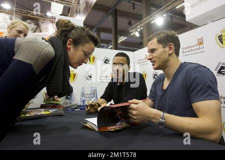 20131111 - ANVERSA, BELGIO: I giocatori di calcio belgi Moussa Dembele e Jan Vertonghen, nella foto dei Red Devils, firmano autografi questa mattina alla fiera del libro 'Boekenbeurs 2013' di Anversa, lunedì 11 novembre 2013. L'edizione 77th dell'evento annuale si svolge dal 31 ottobre 2013 al 11 novembre 2013. BELGA FOTO KRISTOF VAN ACCOM Foto Stock