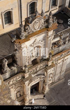 L'ingresso al duomo si affaccia dalla cima del campanile in Piazza del Duomo, Lecce, Puglia, Italia, Europa Foto Stock