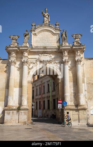 Porta Rudiae porta ornamentale che conduce alla città vecchia, Lecce, Puglia, Italia, Europa Foto Stock