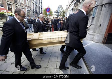 20131109 - LIEGE, BELGIO: L'illustrazione mostra la cerimonia funebre di Veronique Pirotton, moglie del politico Bernard Wesphael, sabato 09 novembre 2013. Bernard Wesphael, co-fondatore del partito verde di lingua francese Ecolo e Mouvement de Gauche e membro del parlamento vallone, è stato arrestato dopo che sua moglie è stata trovata morta nella loro stanza d'albergo a Hotel mondo a Oostende. Wesphael sostenne che si trattava di un suicidio, ma l'autopsia confermò che era stata assassinata. FOTO DI BELGA NICOLAS MAETERLINCK Foto Stock