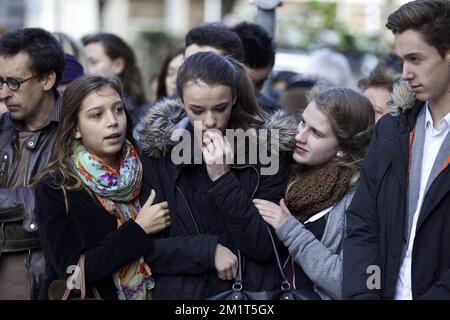 20131109 - Liege, BELGIO: Parenti e amici raffigurati durante la cerimonia funeraria di Veronique Pirotton, moglie del politico Bernard Wesphael, sabato 09 novembre 2013. Bernard Wesphael, co-fondatore del partito verde di lingua francese Ecolo e Mouvement de Gauche e membro del parlamento vallone, è stato arrestato dopo che sua moglie è stata trovata morta nella loro stanza d'albergo a Hotel mondo a Oostende. Wesphael sostenne che si trattava di un suicidio, ma l'autopsia confermò che era stata assassinata. FOTO DI BELGA NICOLAS MAETERLINCK Foto Stock