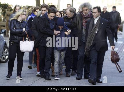 20131109 - Liege, BELGIO: Parenti e amici raffigurati durante la cerimonia funeraria di Veronique Pirotton, moglie del politico Bernard Wesphael, sabato 09 novembre 2013. Bernard Wesphael, co-fondatore del partito verde di lingua francese Ecolo e Mouvement de Gauche e membro del parlamento vallone, è stato arrestato dopo che sua moglie è stata trovata morta nella loro stanza d'albergo a Hotel mondo a Oostende. Wesphael sostenne che si trattava di un suicidio, ma l'autopsia confermò che era stata assassinata. FOTO DI BELGA NICOLAS MAETERLINCK Foto Stock