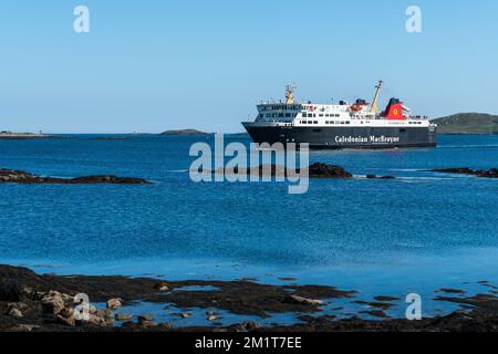 Un traghetto Caledonian MacBrayne (Calmac), l'isola MV di Lewis, arrivando al porto di Castlebay sull'isola di barra nelle Ebridi esterne, Scozia Foto Stock