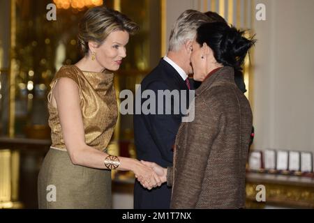 20131119 - BRUXELLES, BELGIO: La regina Mathilde del Belgio e Michele Georges hanno raffigurato durante la cerimonia dedicata a persone che hanno ricevuto nel 2018 un titolo nobiliare, martedì 19 novembre 2013, al Palazzo reale di Bruxelles. FOTO DI BELGA LAURIE DIEFFEMBACQ Foto Stock