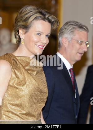 20131119 - BRUXELLES, BELGIO: La regina Mathilde del Belgio e il re Filippo - Filip del Belgio hanno raffigurato durante la cerimonia dedicata a coloro che hanno ricevuto nel 2018 un titolo nobiliare, martedì 19 novembre 2013, al Palazzo reale di Bruxelles. FOTO DI BELGA LAURIE DIEFFEMBACQ Foto Stock