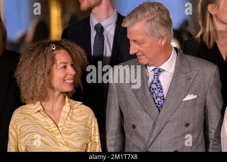 Bruxelles (Belgio), 13 dicembre 2022. La cantante belga Lubiana e il re Filippo - Filip del Belgio hanno mostrato la foto durante la cerimonia di premiazione della 2022 edizione del premio Belgodyssee per i giovani giornalisti, al Palazzo reale di Bruxelles, martedì 13 dicembre 2022. Il concorso è un'iniziativa del Fondo Principe Philippe, della VRT e della RTBF, in collaborazione con Metro e l'Avenir, e con il sostegno della Cancelleria del primo Ministro e della Brussels Airlines. FOTO DI BELGA LAURIE DIEFFEMBACQ Foto Stock