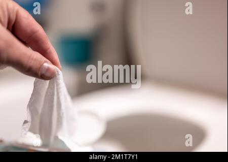 Salviette monouso che vengono lavate in una toilette dove possono causare ostruzioni e problemi con il trattamento delle acque reflue. Foto Stock