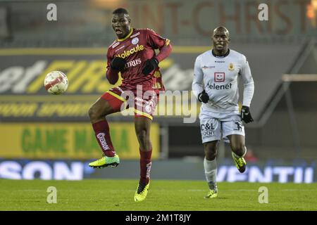 20131123 - WAREGEM, BELGIO: Essevee's Junior Malanda in azione durante la partita della Jupiler Pro League tra Zulte Waregem e KV Mechelen, a Waregem, sabato 23 novembre 2013, il giorno 16 del campionato di calcio belga. FOTO DI BELGA JASPER JACOBS Foto Stock