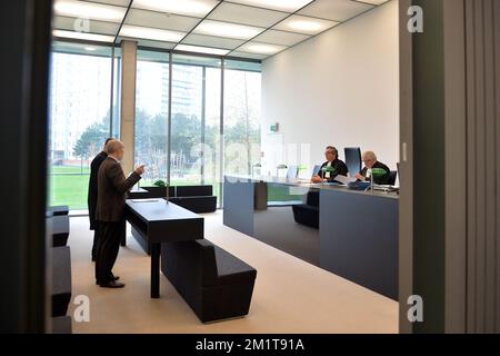 20131125 - GENT, BELGIO: Il responsabile del BBI-ISI Karel Anthonissen e dell'Avvocato Bruno Cardoen raffigurati durante il processo del commissario dell'UE Karel De Gucht accusato di frode fiscale, presso il Tribunale di primo grado di Gent, lunedì 25 novembre 2013. Il BBI-ISI, Special Tax Inspection, ha esaminato i conti bancari di De Gucht e di sua moglie come parte di un'indagine. Il BBI-ISI accusa De Gucht di non aver pagato imposte sugli utili delle azioni. FOTO DI BELGA DAVID STOCKMAN Foto Stock
