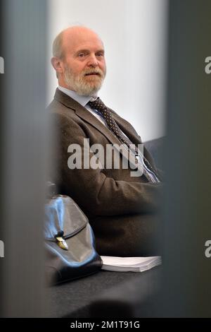 20131125 - GENT, BELGIO: Il direttore del BBI-ISI Karel Anthonissen raffigurato prima del processo contro il Commissario dell'UE Karel De Gucht accusato di frode fiscale, presso il Tribunale di primo grado di Gent, lunedì 25 novembre 2013. Il BBI-ISI, Special Tax Inspection, ha esaminato i conti bancari di De Gucht e di sua moglie come parte di un'indagine. Il BBI-ISI accusa De Gucht di non aver pagato imposte sugli utili delle azioni. FOTO DI BELGA DAVID STOCKMAN Foto Stock