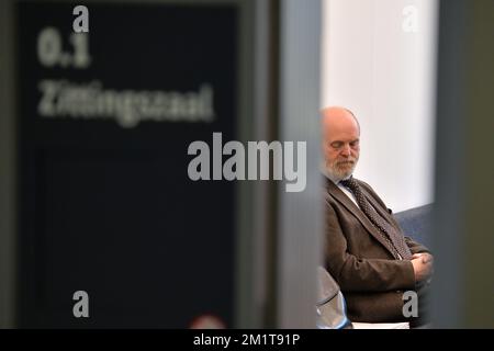 20131125 - GENT, BELGIO: Il direttore del BBI-ISI Karel Anthonissen raffigurato prima del processo contro il Commissario dell'UE Karel De Gucht accusato di frode fiscale, presso il Tribunale di primo grado di Gent, lunedì 25 novembre 2013. Il BBI-ISI, Special Tax Inspection, ha esaminato i conti bancari di De Gucht e di sua moglie come parte di un'indagine. Il BBI-ISI accusa De Gucht di non aver pagato imposte sugli utili delle azioni. FOTO DI BELGA DAVID STOCKMAN Foto Stock